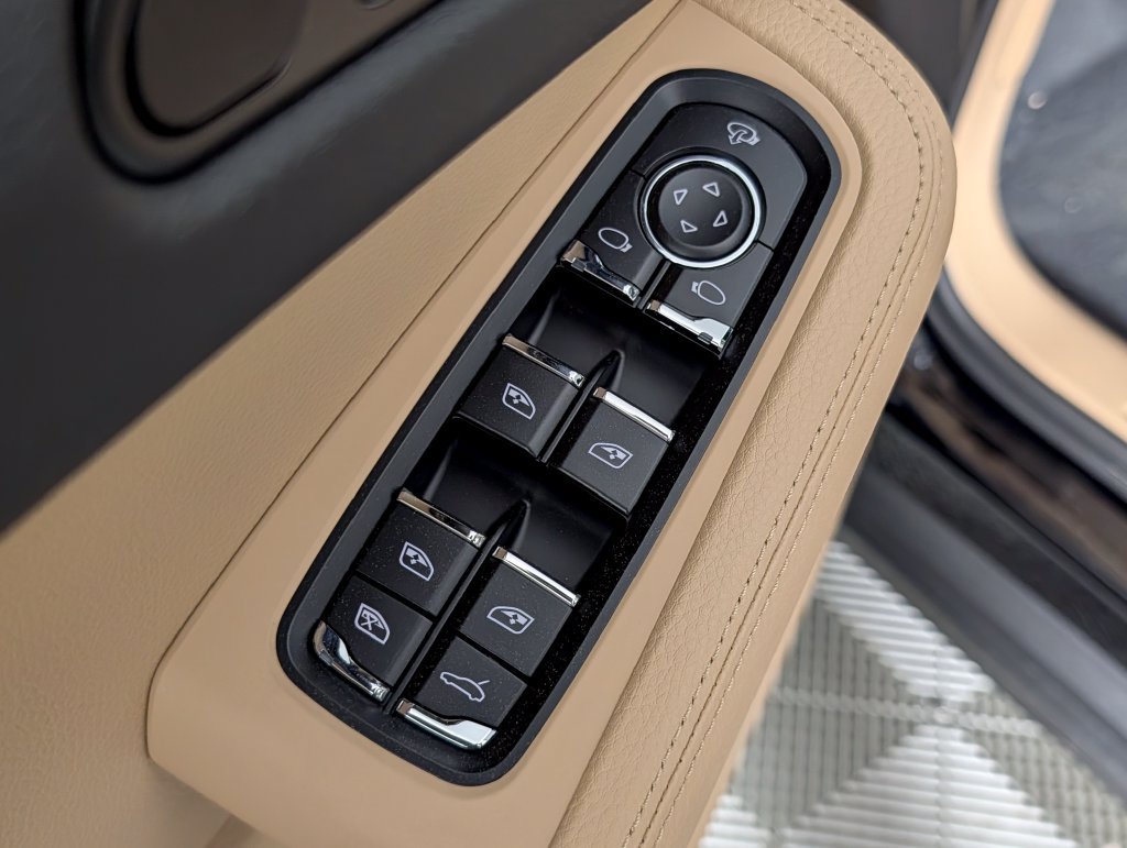 Certified 2026 Porsche Macan AWD/4WD image 27