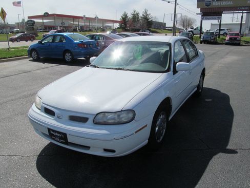 Used 1999 Oldsmobile Cutlass GL w/ Convenience Pkg FWD image 1
