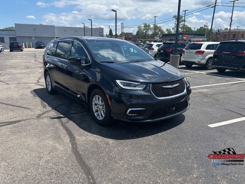 Used 2024 Chrysler Pacifica Touring-L FWD image 8