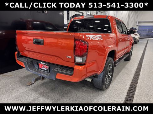 Used 2018 Toyota Tacoma TRD Sport image 3
