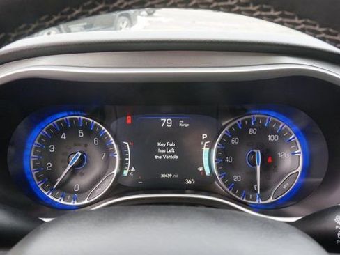 Used 2024 Chrysler Pacifica Touring-L image 14