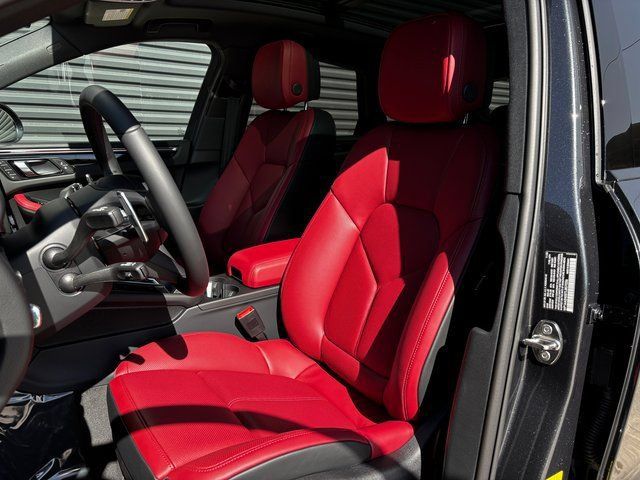 Certified 2026 Porsche Macan AWD/4WD image 5