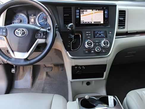 Used 2017 Toyota Sienna XLE w/ XLE Navigation Package FWD image 8
