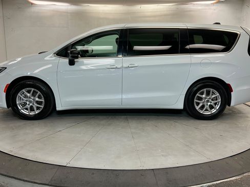 Used 2024 Chrysler Pacifica Touring-L FWD image 2