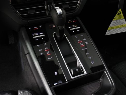 New 2026 Porsche Macan image 14