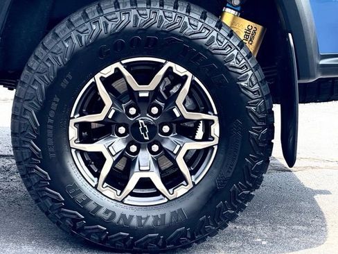 Used 2026 Chevrolet Colorado ZR2 w/ Technology Package AWD/4WD image 12