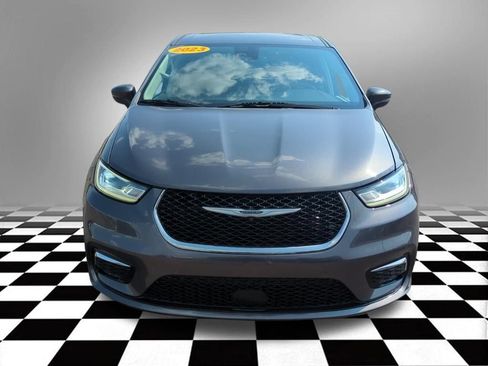 Used 2023 Chrysler Pacifica Touring-L FWD image 3