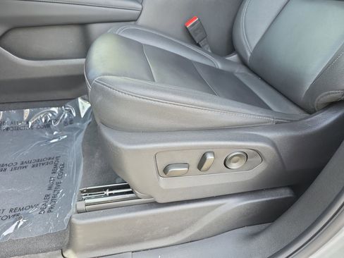 Used 2025 Chevrolet Suburban Z71 image 28