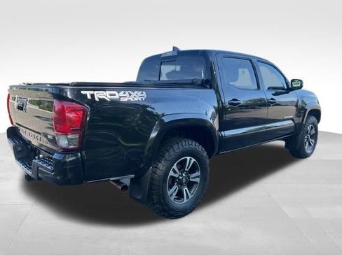 Used 2017 Toyota Tacoma TRD Sport AWD/4WD image 5