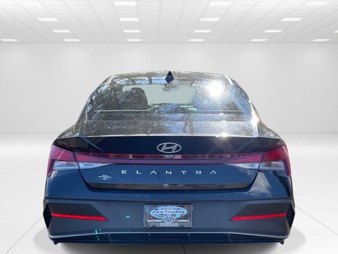 New 2025 Hyundai Elantra SE image 5