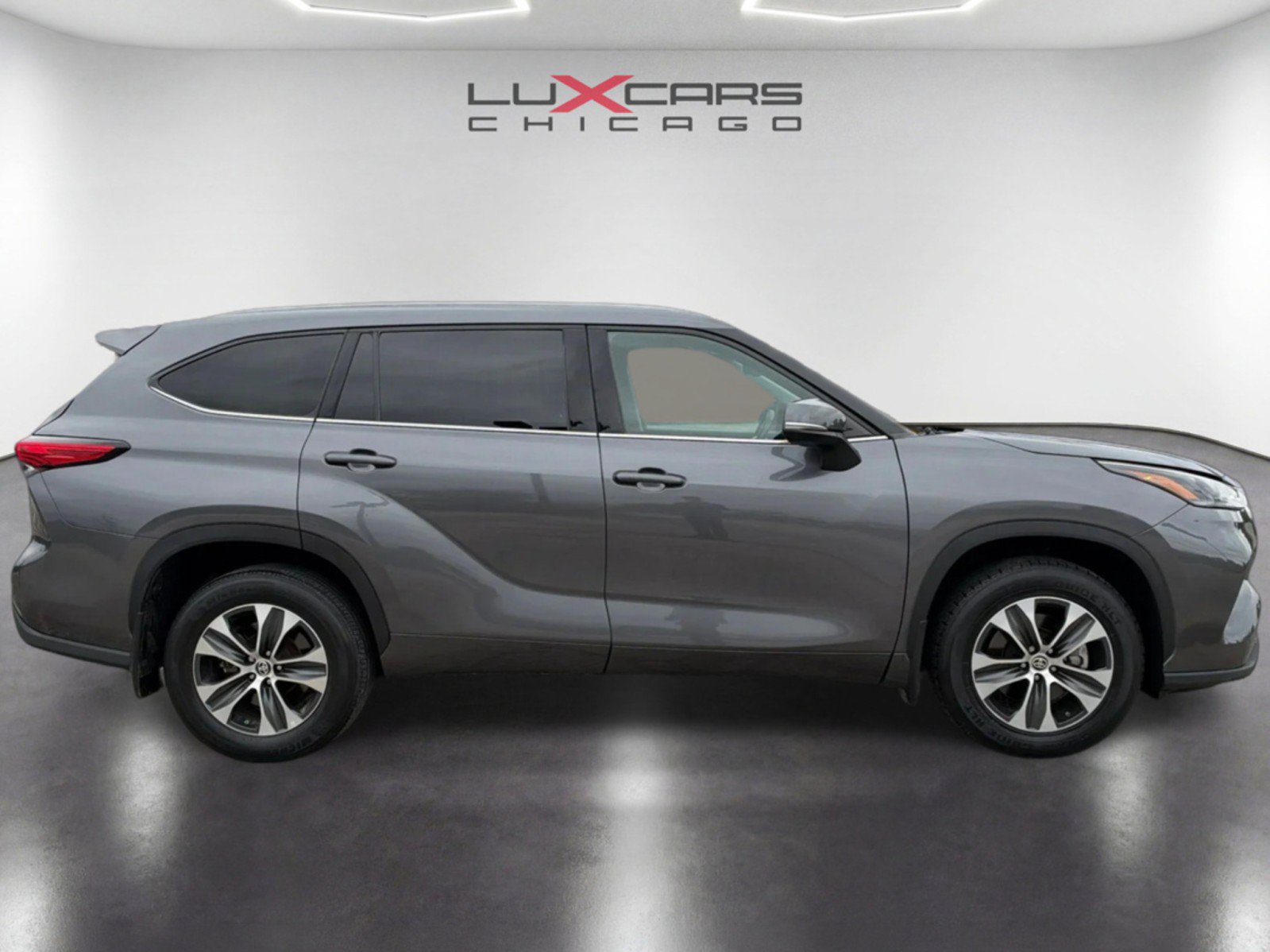 Used 2021 Toyota Highlander XLE AWD/4WD image 4