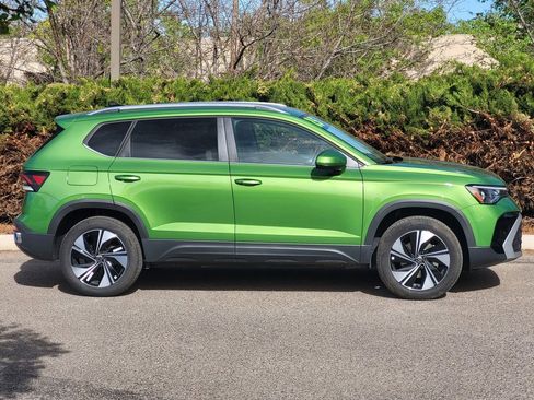 Used 2025 Volkswagen Taos SE AWD/4WD image 4