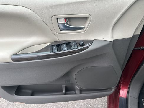 Used 2019 Toyota Sienna XLE w/ XLE Navigation Package FWD image 14