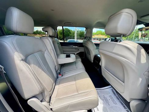 Used 2023 Jeep Wagoneer L Series II image 19