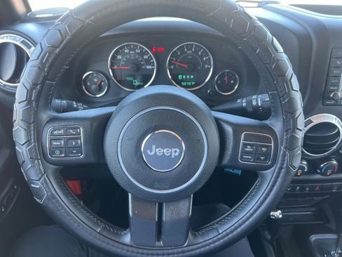 Used 2015 Jeep Wrangler Unlimited Rubicon w/ Connectivity Group AWD/4WD image 31