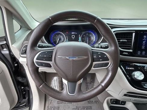 Used 2017 Chrysler Pacifica Touring-L Plus w/ Tire & Wheel Group FWD image 12