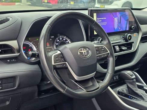 Used 2023 Toyota Highlander XLE AWD/4WD image 16