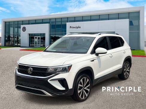 Used 2023 Volkswagen Taos SE w/ Panoramic Sunroof Package FWD image 1