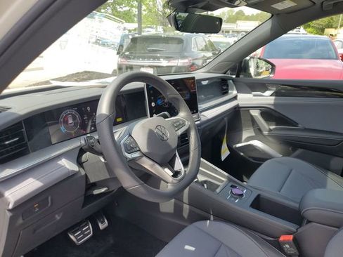New 2026 Volkswagen Tiguan SE R-Line FWD image 18