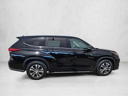 Used 2022 Toyota Highlander XLE FWD image 4