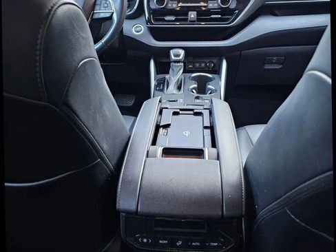 Used 2021 Toyota Highlander XLE image 43
