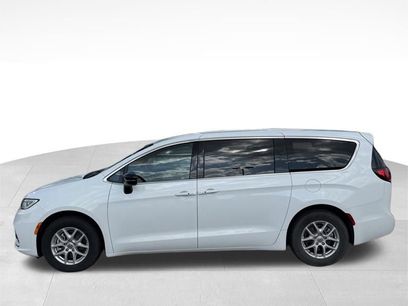 Used 2025 Chrysler Pacifica Select