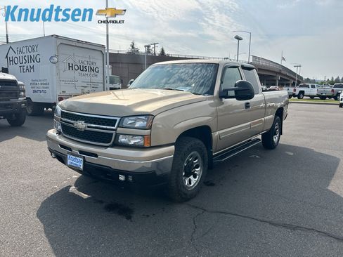 Used 2006 Chevrolet Silverado 1500 LT w/ Light Duty Power Package AWD/4WD image 3