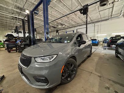 Used 2025 Chrysler Pacifica Limited