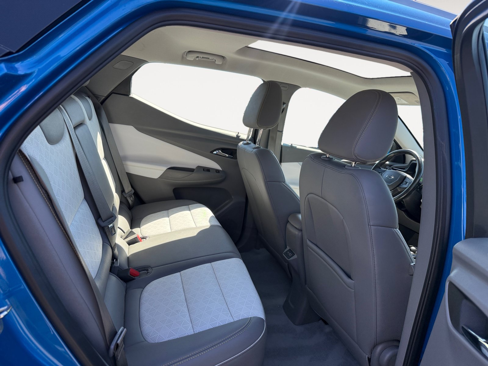 Used 2023 Chevrolet Bolt EUV Premier w/ Sun & Sound Package FWD image 18