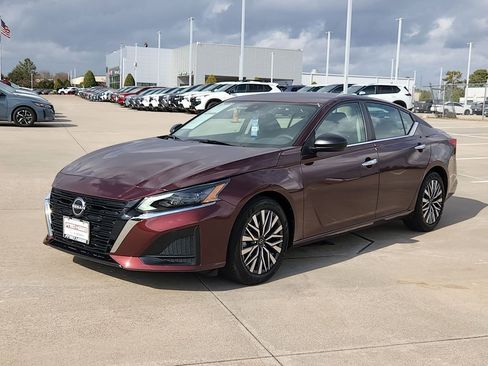 Used 2025 Nissan Altima 2.5 SV image 3