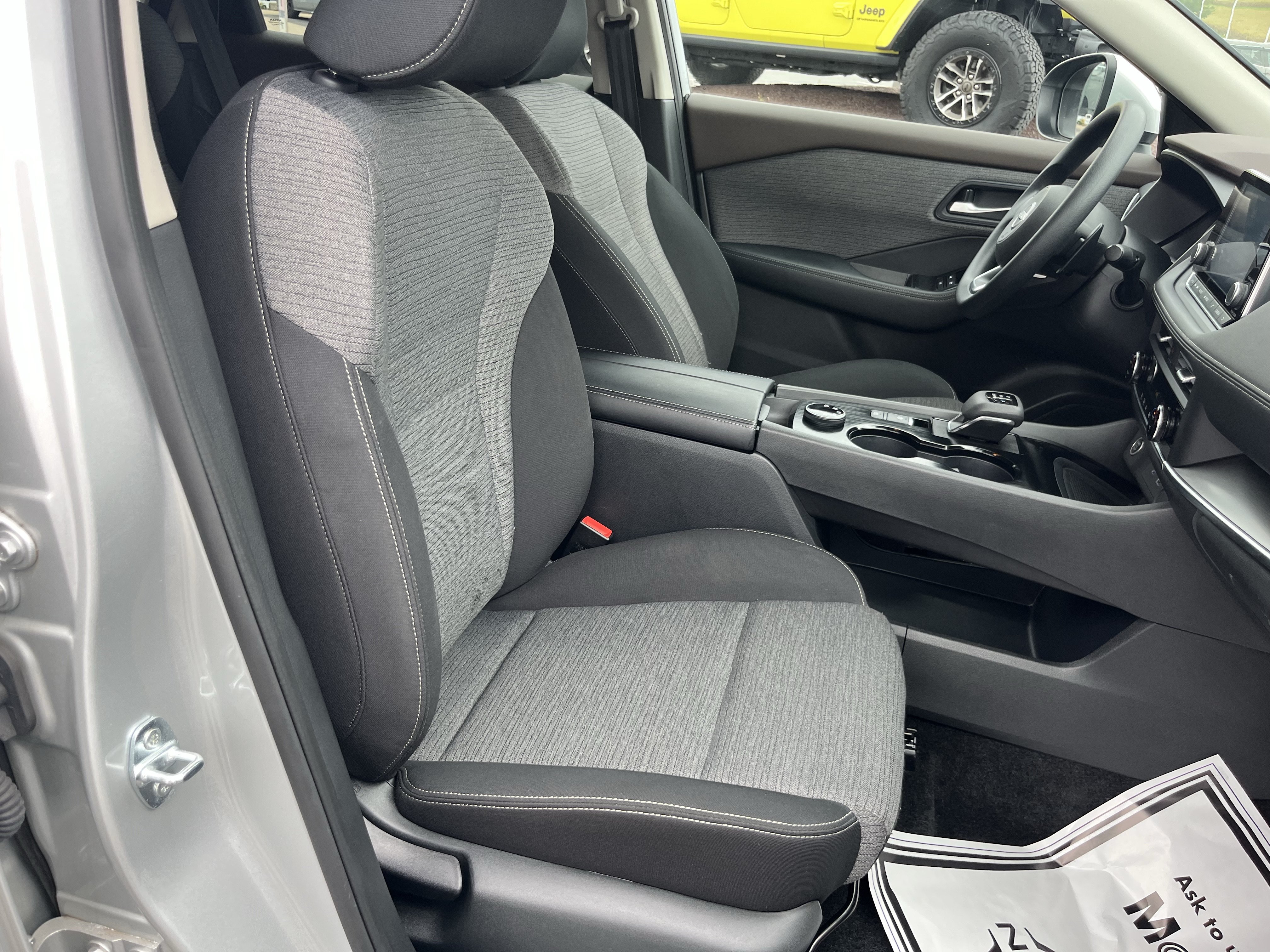 Used 2023 Nissan Rogue SV AWD/4WD image 3