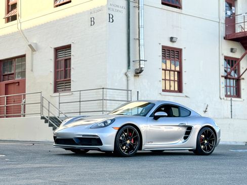 Used 2018 Porsche 718 Cayman GTS image 3