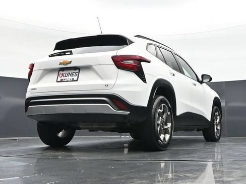 Used 2025 Chevrolet Trax LT FWD image 38