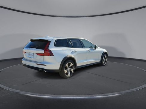 Used 2022 Volvo V60 T5 Cross Country AWD/4WD image 8