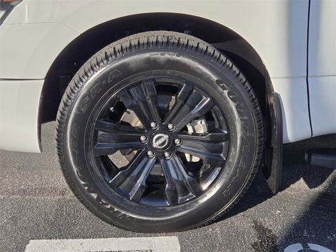 Used 2024 Nissan Titan SV w/ SV Convenience Package image 11