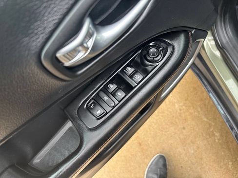 Used 2019 Jeep Compass Limited AWD/4WD image 11