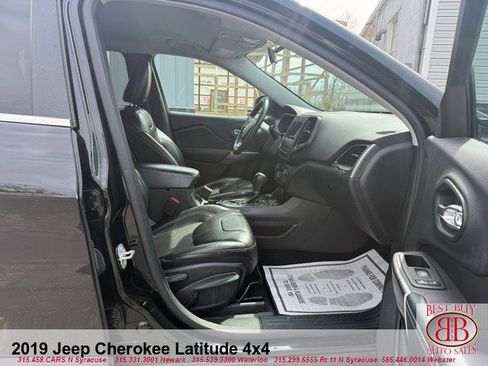 Used 2019 Jeep Cherokee Latitude Plus w/ Cold Weather Group AWD/4WD image 12