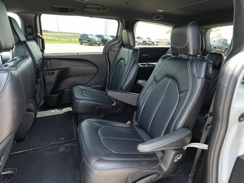 Used 2025 Chrysler Pacifica Select FWD image 19