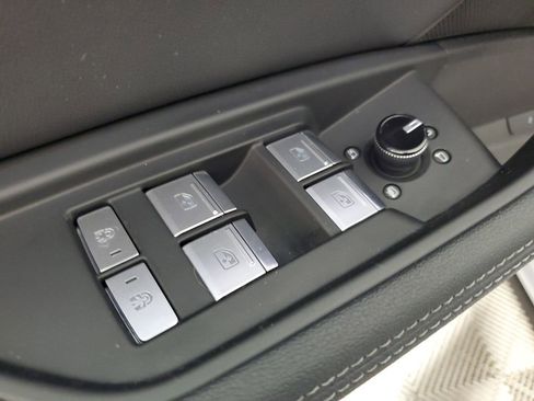 Used 2023 Audi e-tron Premium Plus w/ Premium Plus Package image 20