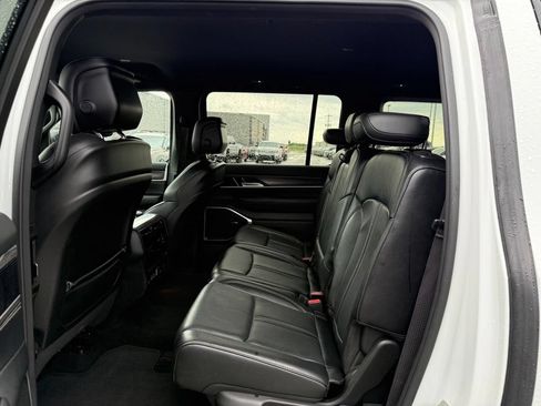 Used 2024 Jeep Wagoneer L Series II w/ Flexible Seating Group AWD/4WD image 10