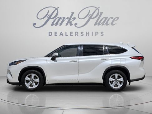 Used 2020 Toyota Highlander LE AWD/4WD image 2