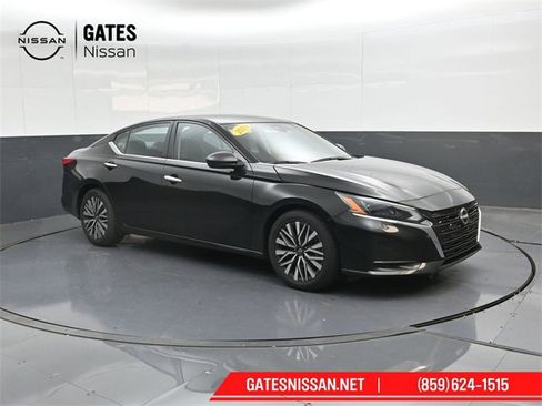 Used 2024 Nissan Altima 2.5 SV image 1