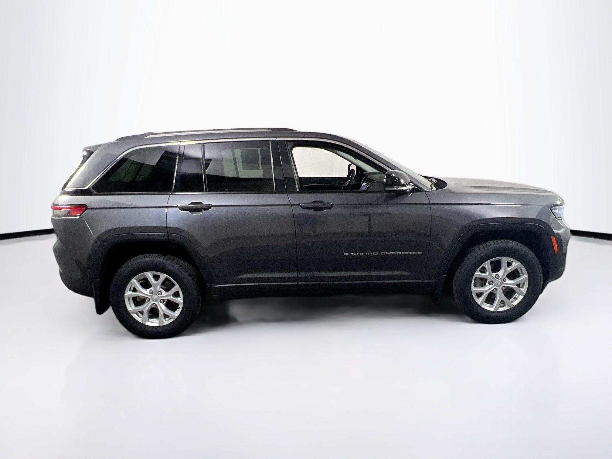 Used 2023 Jeep Grand Cherokee Limited w/ MOPAR Finishing Package AWD/4WD image 4
