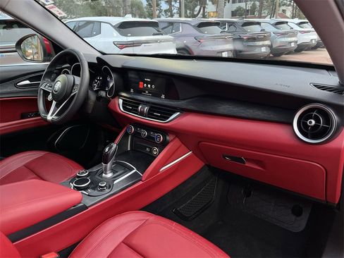 Used 2019 Alfa Romeo Stelvio image 29