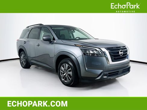 Used 2025 Nissan Pathfinder SV FWD image 1
