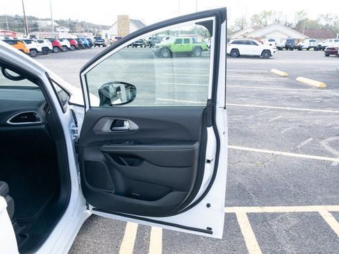 New 2026 Chrysler Pacifica Select image 13