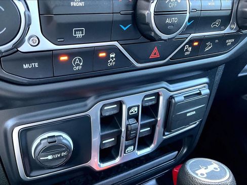 Used 2019 Jeep Wrangler Unlimited Sahara w/ Safety Group AWD/4WD image 36