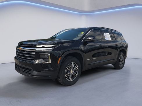 Used 2025 Chevrolet Traverse LT FWD image 1