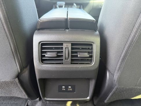 Used 2023 Nissan Rogue SV image 12