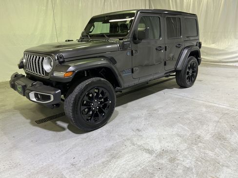 Used 2025 Jeep Wrangler Unlimited Sahara w/ Safety Group AWD/4WD image 7
